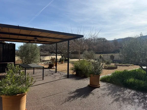 Mas rénové à vendre en campagne de OPPEDE (84), près 200 m2, 3 chambres sur terrain attenant piscina