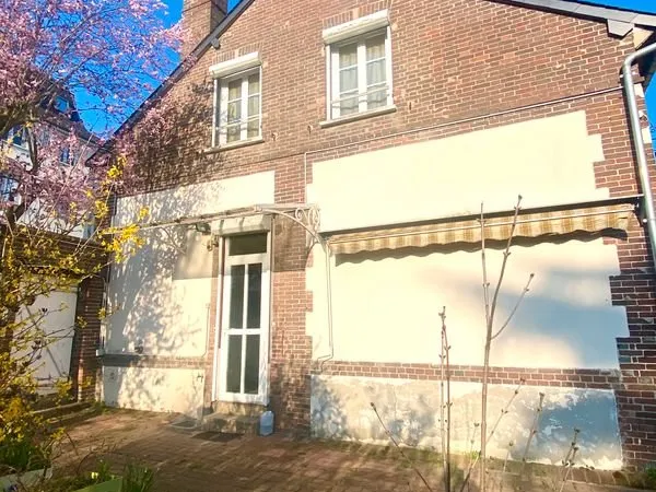 ÉVREUX, quartier de NAVARRE : Une maison avec deux dépendances et une parcelle de terrain constructi