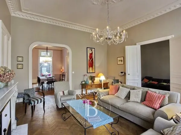 Exclusivité - Bordeaux Triangle d'or - Appartement de 197 m² - Balcon filant