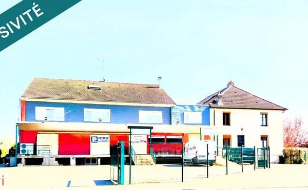 Vaste local commercial comprenant en partie supérieure 2 beaux appartements en duplex, piscine et ga