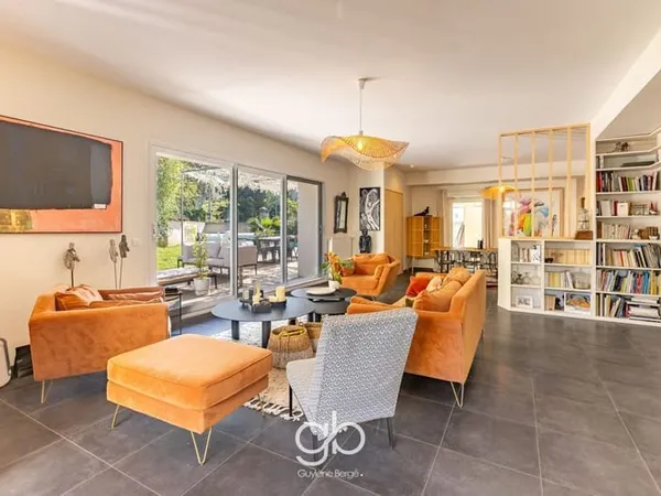 VENTE d'une maison F8 (236 m2)