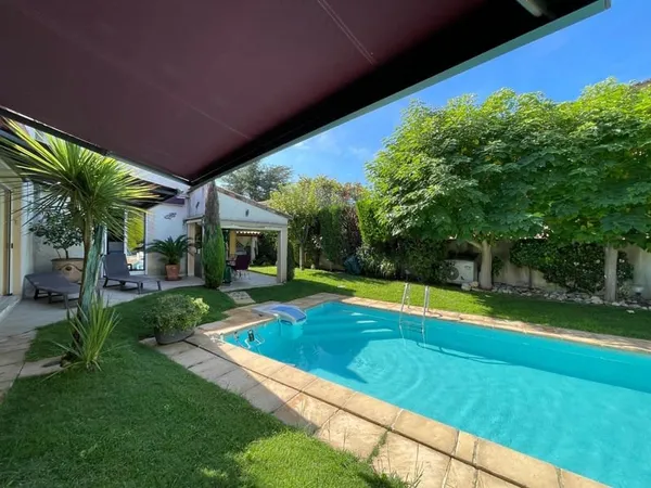 Plain-pied d'exception 174m² au calme, centre village avec piscine et pool house
