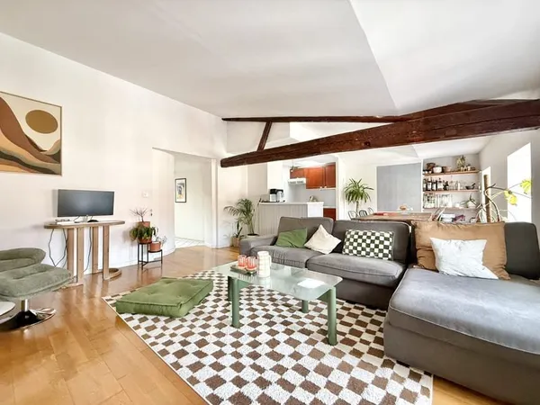53 m2 de charme au coeur du quartier historique (76 m2 au sol)
