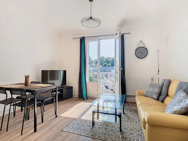 Appartement de type 3 Meublé - rénové entièrement - Au dernier étage!