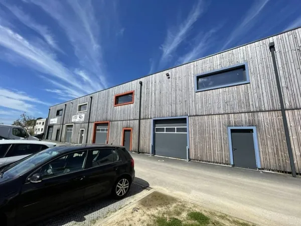 Entrepôt 166 m²
