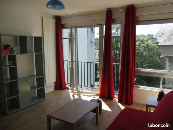 Beau studio meuble lumineux tout proche du centre de poitiers