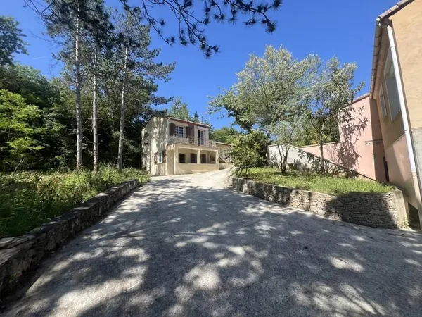 Deux pour le prix d'un ! Maison familiale rénovée avec maison d'amis à rénover.