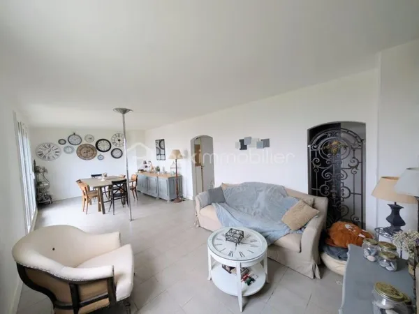 Appartement 3 pièces proche RER A Champs-sur-Marne avec balcon, place de parking et cave