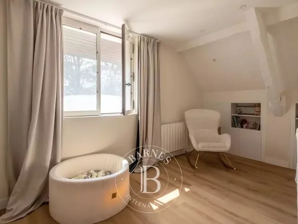 Maison d'environ 272 m² habitables à rénover - 3/5 Chambres - Garage - Cave - Terrain 1540m²