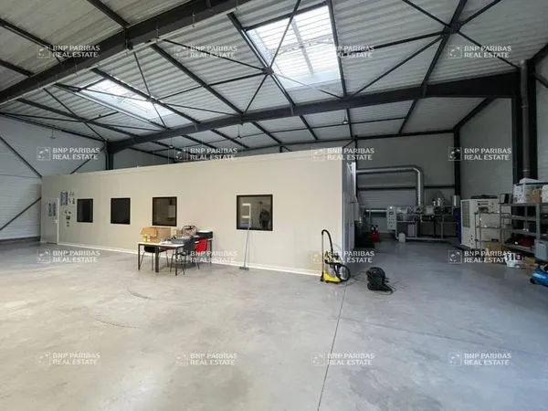 Local d'activité 1675 m²