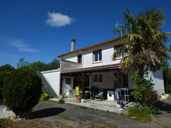 A vendre aux portes d'Auch, Gers: Maison sur 2 niveaux avec 6 chambres, espace extérieur d'environ 1