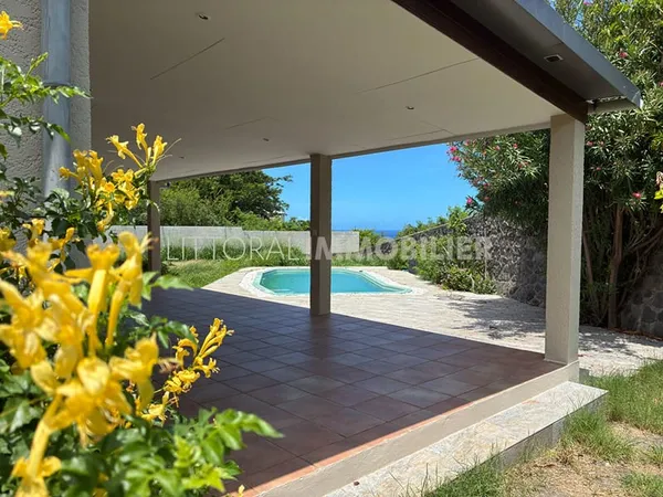 Villa F5 avec piscine édifiée sur une parcelle de 901 m2 à Saint Leu