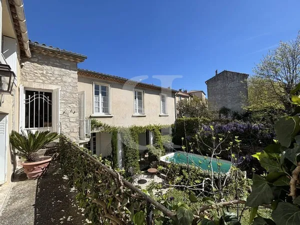 Charmante propriété composée de trois habitations avec cour i