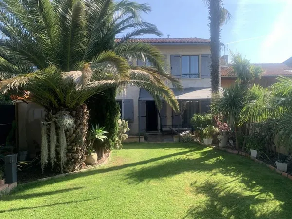 Maison de ville 7 pièces de 240 m2 avec jardin paysager, pis