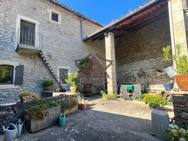 MAISON EN PIERRES