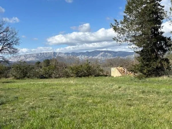 Terrain constructible 1714 m²