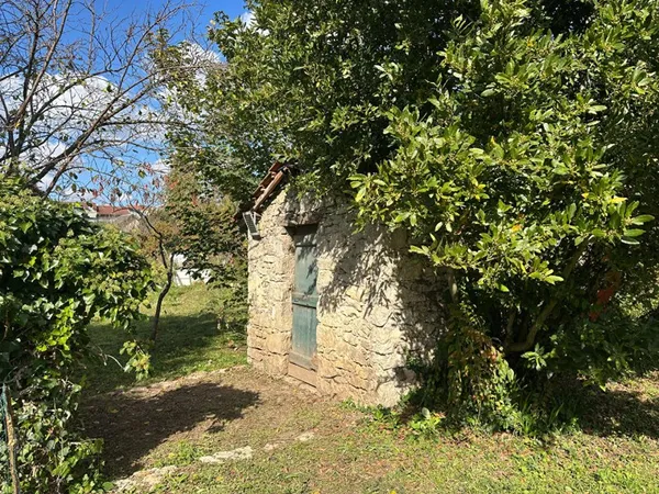Terrain de loisir, jardin de 570 m² avec cabanon en pierre