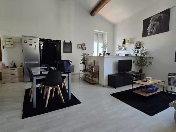 Appartement Dernier étage avec terrasse et vue Tour Magne