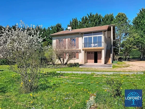 Maison avec fort potentiel - 2 niveaux + grand terrain de 2 945 m²
