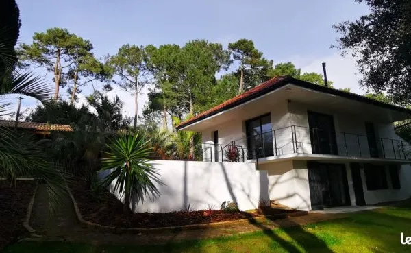 Maison meublée (à l'année) rénovée, 2 chambres (90 m2) à 200 m de la mer avec jardin, terrasse et pa