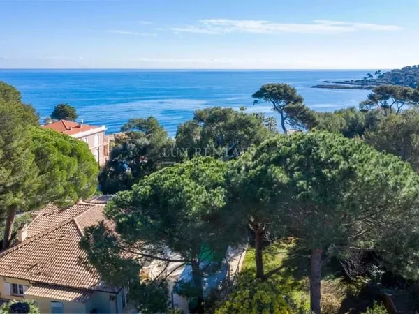 Cap d'Antibes, Belle villa à pieds des plages de la Garoupe
