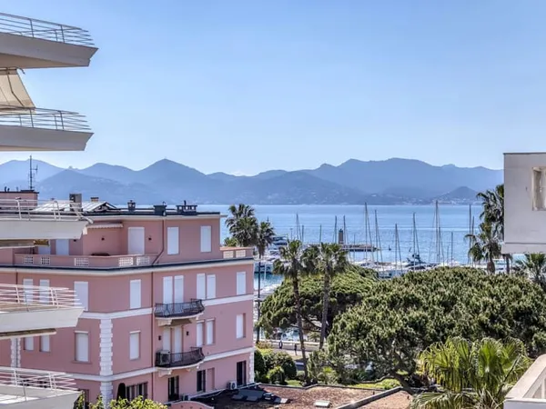 Cannes - Pointe Croisette | Penthouse 128 m² + 180 m² de terrasses