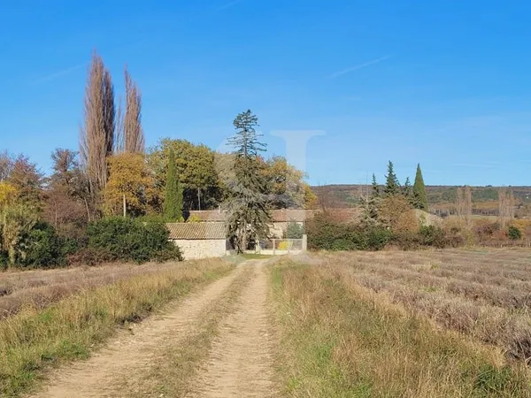 Ancienne ferme en pierres sur 17 ha de terrain région Grignan