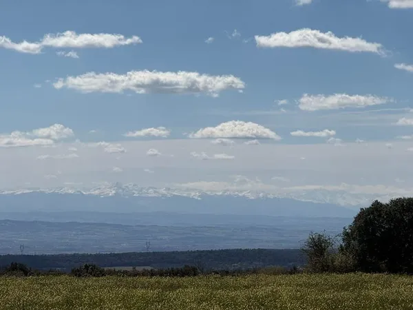 Terrain constructible plein sud avec ensemble bâti et vue dégagée sur les Pyrénées à Villanière