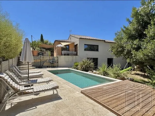 Blauzac, villa récente contemporaine plain pied, 150m2, 3 chs + mezzanine, piscine, sous sol aménage