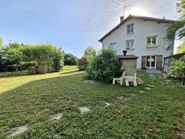 Propriété composée de 2 habitations à proximité de toutes les commodités entre Cuiseaux et Saint-Amo
