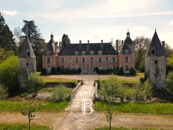 PROCHE SALBRIS - Château du XVIIe siècle et ses dépendances sur environ 10 hectares