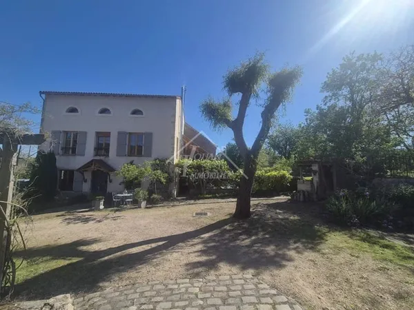 Ensemble immobilier au coeur de Jenzat
