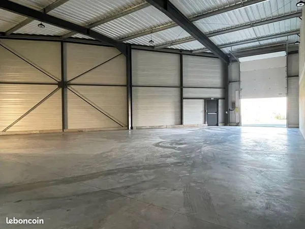 Local 250 m² YFFINIAC