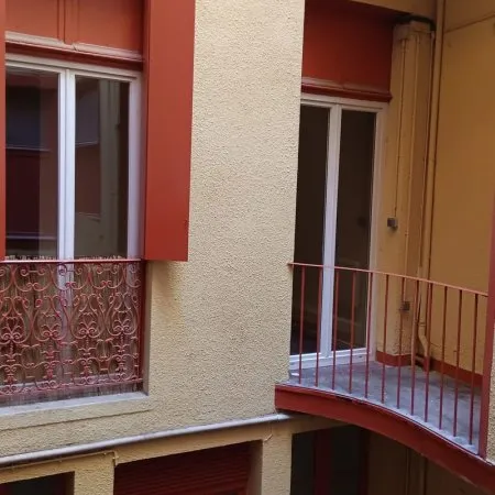 Carmes- appartement type 2 de 37 m2 au calme - peu de lumière naturelle