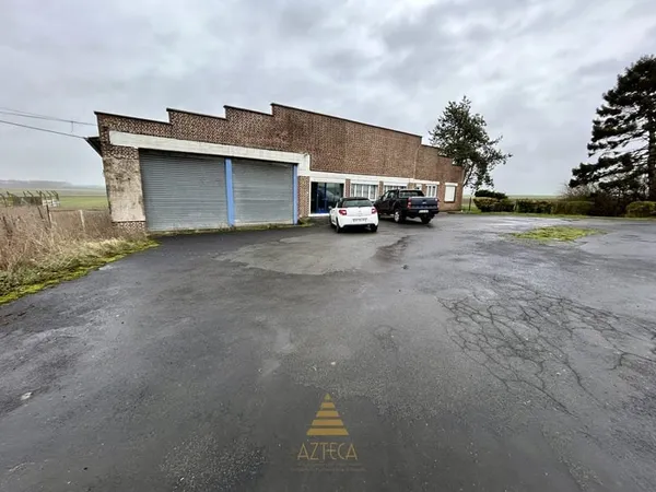 BATIMENT DE 400 M2 BATI SUR 3000 M2 DE TERRAIN CLOS AVEC APPARTEMENT TYPE 3