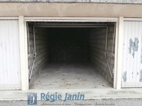 GARAGE SUR COUR - LYON 7 - QUARTIER DEBOURG