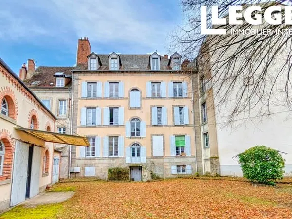 Élégant immeuble du XIXe siècle comprenant 25 pièces, situé au coeur du quartier historique d'Aubuss