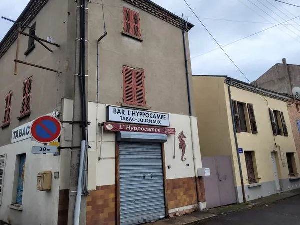 MAISON DE BOURG AVEC COMMERCE POSSIBLE