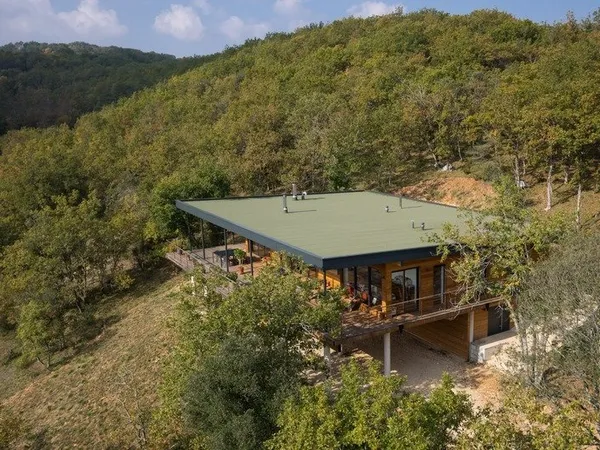 Proche MONTIGNAC Superbe maison d'architecte en bois haut de gamme, dans un environnement exceptionn