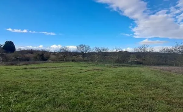 Terrain 844 m²
