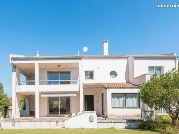 Villa architecte année 80 de 300m² avec vue étang de thau à rafraichir