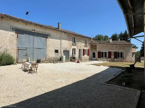 Charmante Maison en Pierre avec Dépendances et Cour Intime - Proche Sauzé-Vaussais