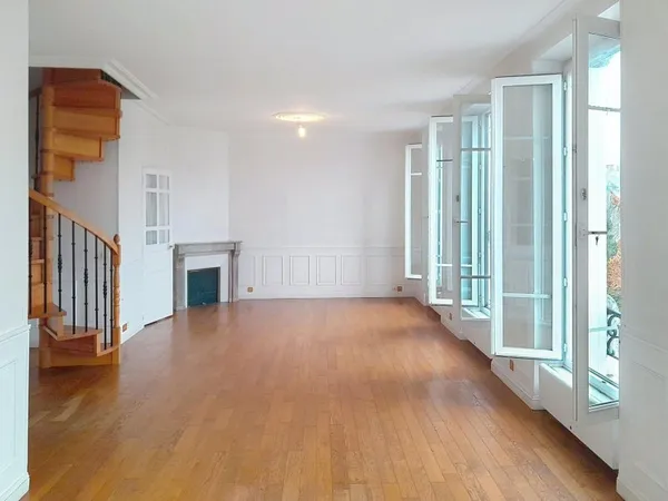 Dunois, Gare à pied. Très bon emplacement. Duplex 5 pièces, 4 chambres avec grand garage et grande c