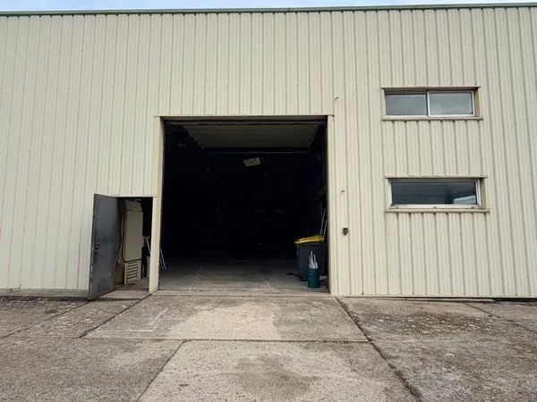 À louer - Local commercial / Entrepôt avec bureaux - Royan (Zone Royan 2)