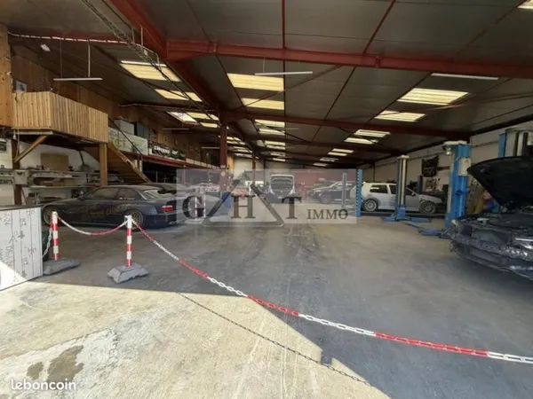 Local industriel 898 m²