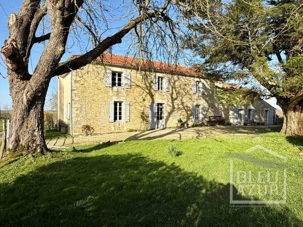 Propriété de caractère rénovée avec gîte, grange et 1,45 ha