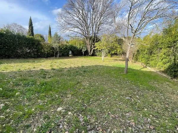 Terrain 548 m²