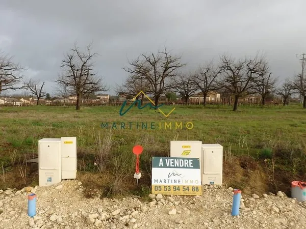 TERRAIN A BÂTIR PROCHE COMMERCE