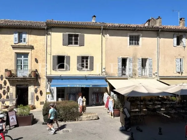GORDES - immeuble de rapport au centre du village face au Chatea