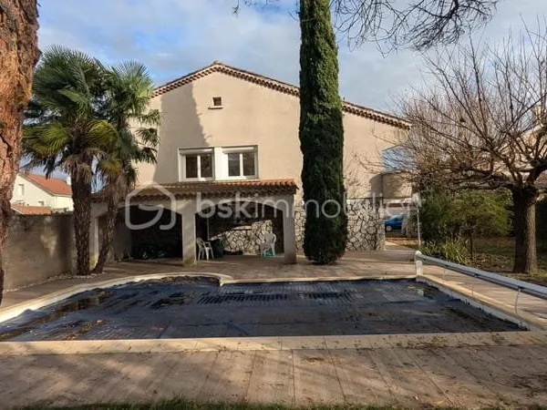 MAISON SUR SOUS SOL AVEC PISCINE